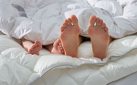 voeten in bed bij Auping met liefde blog bij Jansen Totaal Wonen