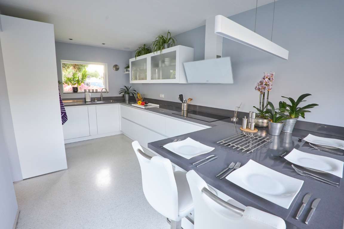 luxe witte designkeuken jansen totaal wonen